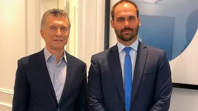 Mientras se incendia el Amazonas, el hijo de Bolsonaro salió a apoyar a Macri Mientras se incendia el Amazonas, el hijo de Bolsonaro salió a apoyar a Macri