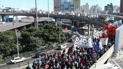 Marchas: un manifestante cayó de la autopista 25 de Mayo Marchas: un manifestante cayó de la autopista 25 de Mayo