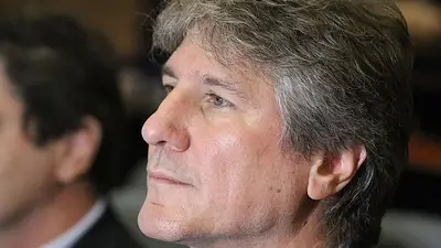 Condenaron a Amado Boudou por la causa de "papeles truchos" y lo absolvieron por la de "autos de alta gama" Condenaron a Amado Boudou por la causa de "papeles truchos" y lo absolvieron por la de "autos de alta gama"