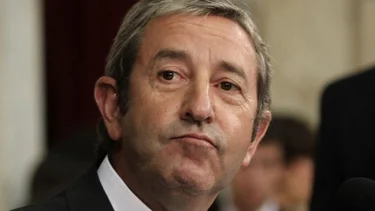 Cobos admitió que el Gobierno debería pensar en volver al control de cambios