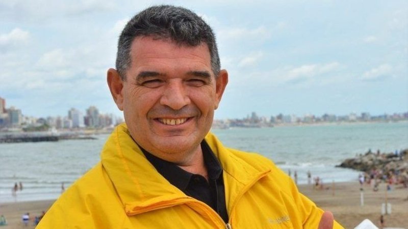 En medio de la crisis y el default, Alfredo Olmedo le llevó una Biblia a Macri 