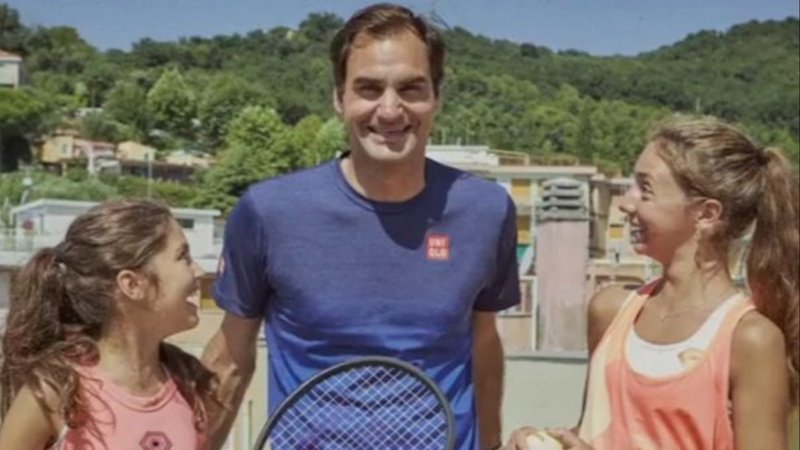 La sorpresa de Roger Federer a dos niñas que se volvió viral: "¡Federer está en nuestra terraza!"