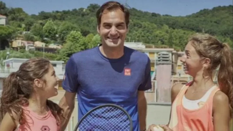 La sorpresa de Roger Federer a dos niñas que se volvió viral: "¡Federer está en nuestra terraza!"