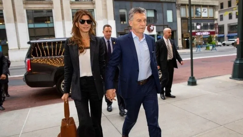 Cenas, lujos y placer: la increíble cobertura de La Nación al viaje de Mauricio Macri a París