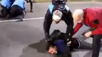 Doble vara: la policía de la Ciudad reprimió la marcha por Santiago Maldonado Doble vara: la policía de la Ciudad reprimió la marcha por Santiago Maldonado