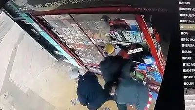 Tremendo video: rompen una vidriera y se roban celulares en menos de 10 segundos Tremendo video: rompen una vidriera y se roban celulares en menos de 10 segundos