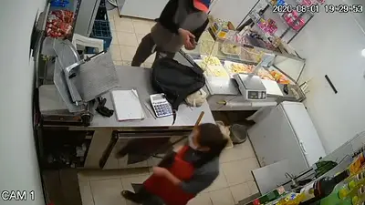 Impactante video: entra a un local a robar y amenaza a una mujer Impactante video: entra a un local a robar y amenaza a una mujer