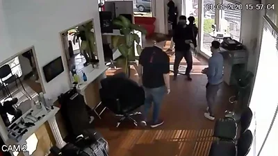 Increíble video: llevó a su hijo a cortarse el pelo, robó la peluquería y terminó grabado por las cámaras de seguridad Increíble video: llevó a su hijo a cortarse el pelo, robó la peluquería y terminó grabado por las cámaras de seguridad