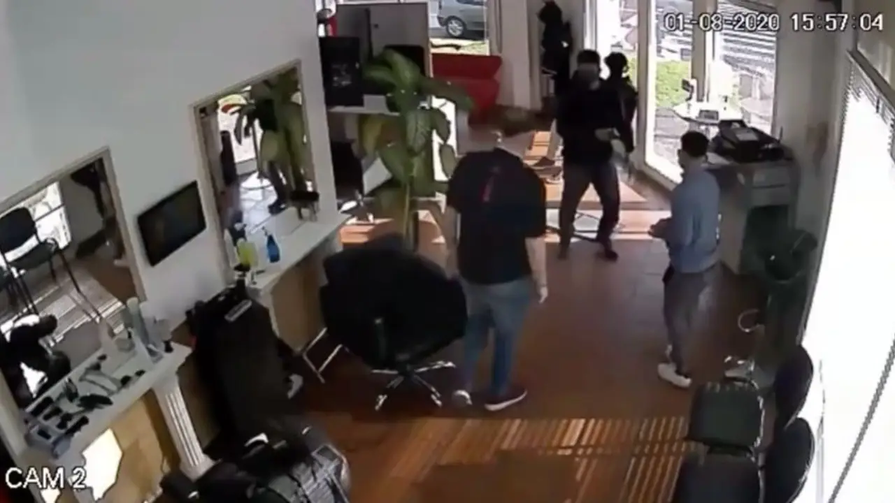 Increíble video: llevó a su hijo a cortarse el pelo, robó la peluquería y terminó grabado por las cámaras de seguridad