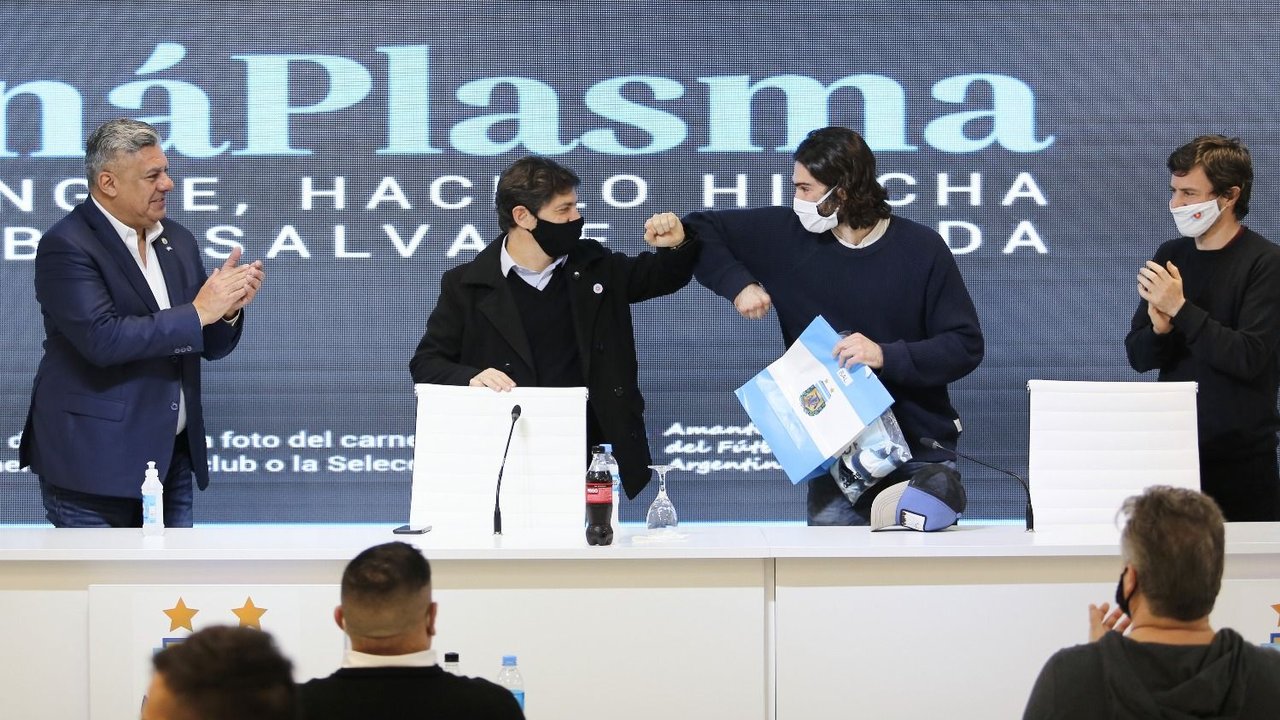 Kicillof visitó la AFA y charló con los primeros voluntarios de la campaña "Doná plasma"