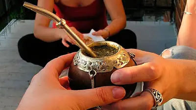 Amenazan con dejar a un pueblo sin yerba para evitar los contagios por tomar mate Amenazan con dejar a un pueblo sin yerba para evitar los contagios por tomar mate