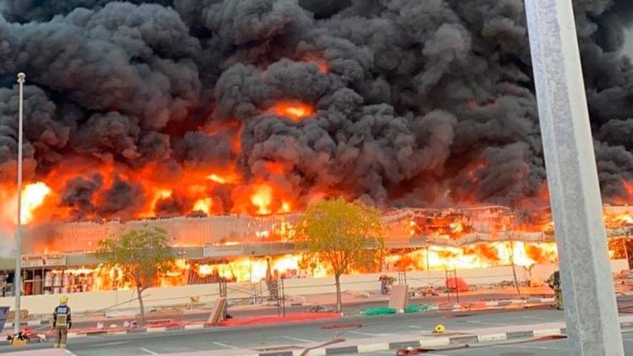 Emiratos Árabes Unidos en alerta: grave incendio en un mercado de alimentos