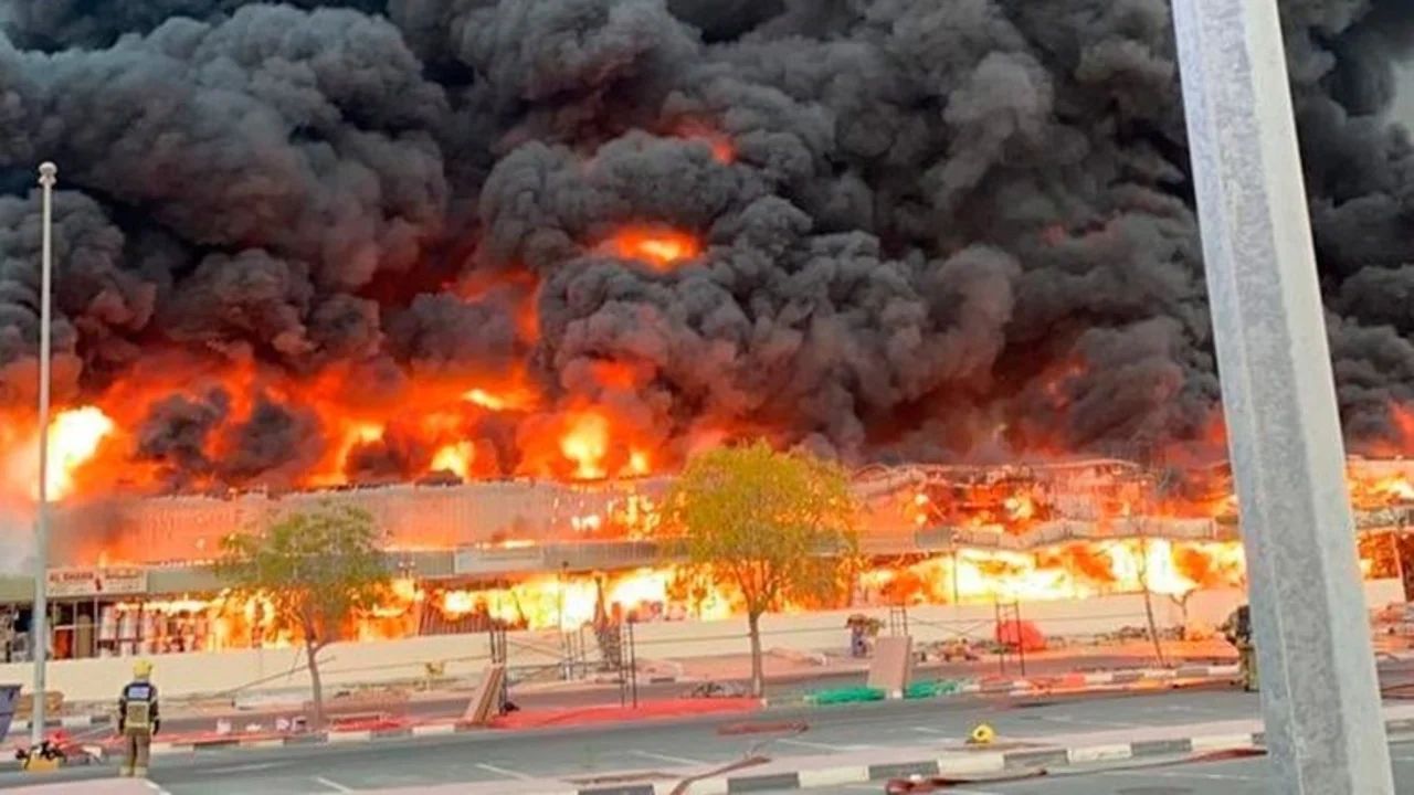 Emiratos Árabes Unidos en alerta: grave incendio en un mercado de alimentos