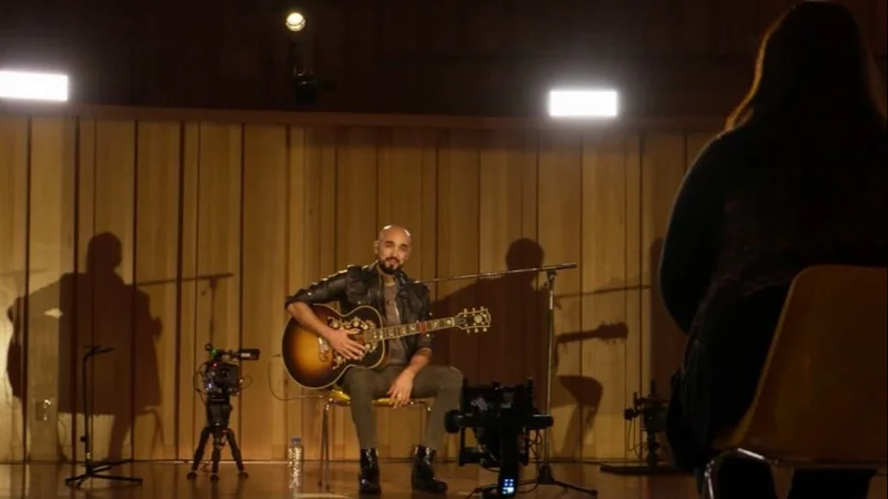 Abel Pintos le cantó  a una voluntaria de un comedor de la Villa 6 en un show íntimo
