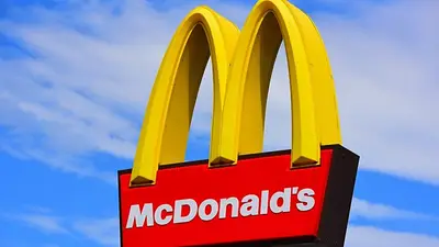 Tiembla McDonald's: Una niña al borde de la asfixia por comer trozos de mascarilla en un nuggets de pollo Tiembla McDonald's: Una niña al borde de la asfixia por comer trozos de mascarilla en un nuggets de pollo