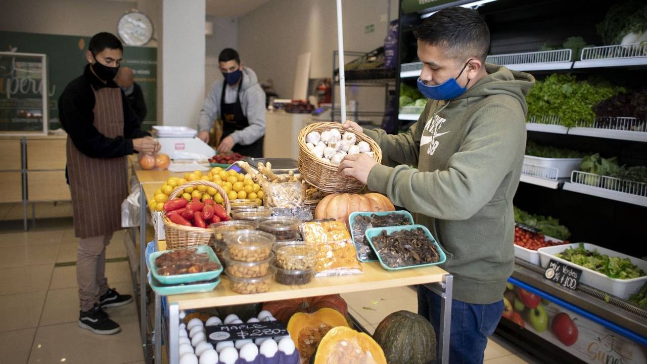 El consumo masivo mejoró en agosto de la mano de compras en comercios de cercanía