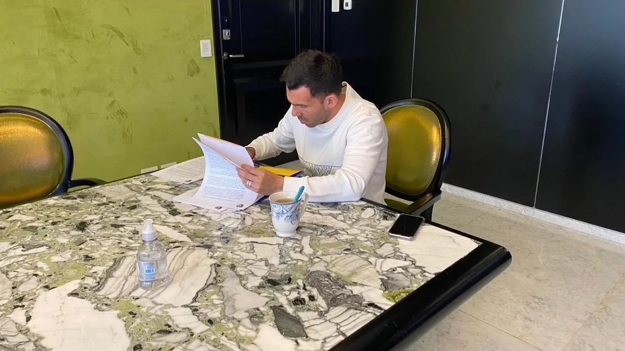 Es oficial: Carlos Tevez firmó su contrato y sigue en Boca Juniors