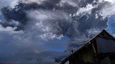 Las impresionantes fotos de la erupción del volcán Sinabung Las impresionantes fotos de la erupción del volcán Sinabung