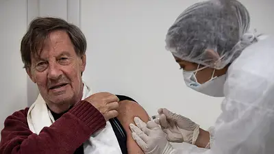 Vacuna contra el coronavirus en Argentina: ola de voluntarios para aplicarse la prueba en el Hospital Militar Vacuna contra el coronavirus en Argentina: ola de voluntarios para aplicarse la prueba en el Hospital Militar
