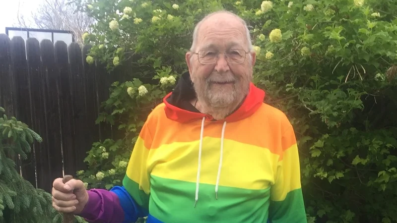 A los 90 años asumió que es homosexual para buscar al hombre de quien se enamoró en la juventud
