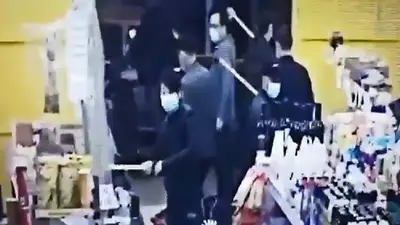Brutal ataque de la mafia china: destrozaron un supermercado y fueron captados por las cámaras Brutal ataque de la mafia china: destrozaron un supermercado y fueron captados por las cámaras