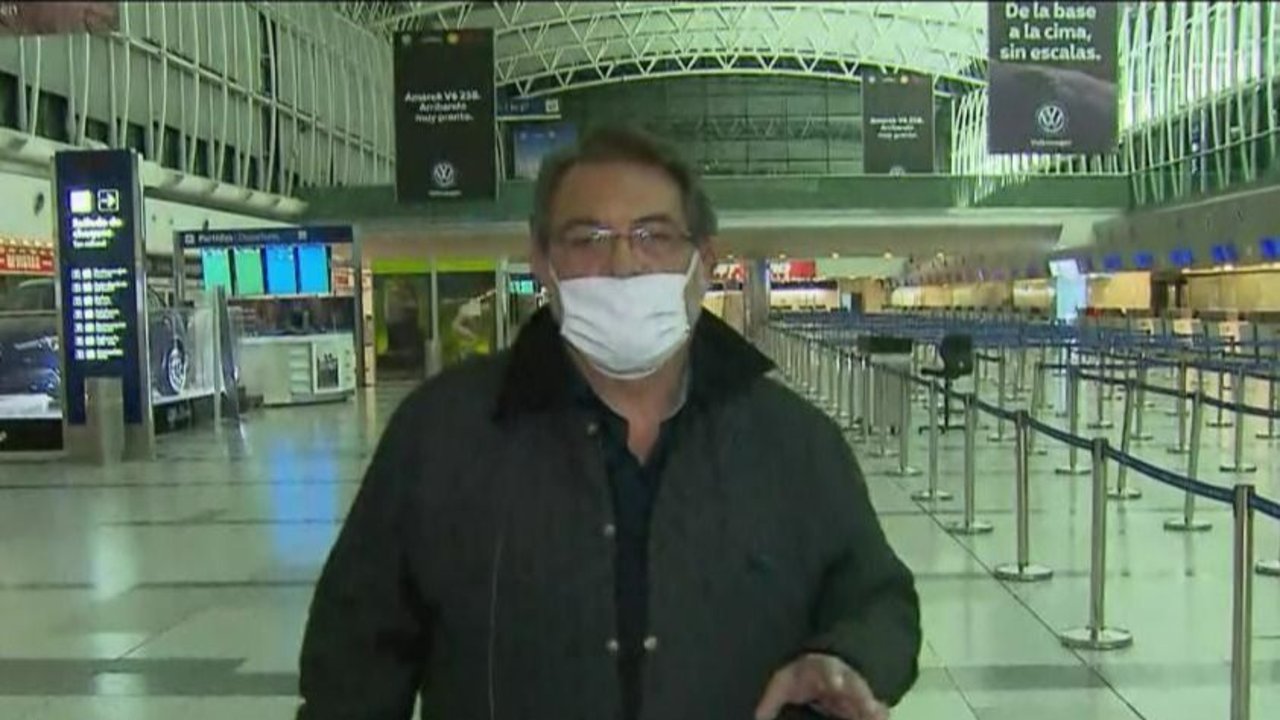 Mal ejemplo: movilero de TN salió al aire con el barbijo mal puesto