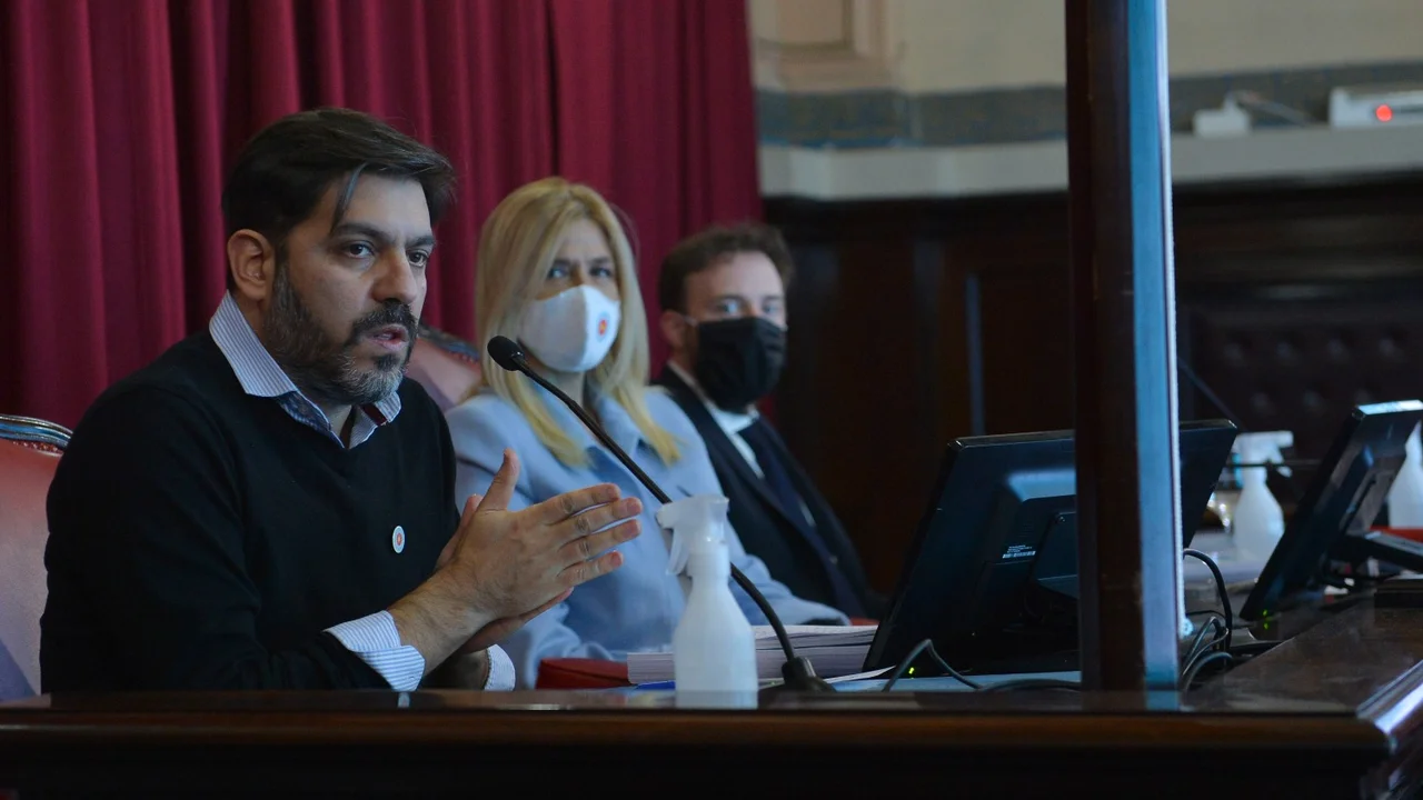 Provincia: Carlos Bianco presentó el tercer informe de gestión ante la Comisión Bicameral de la Legislatura