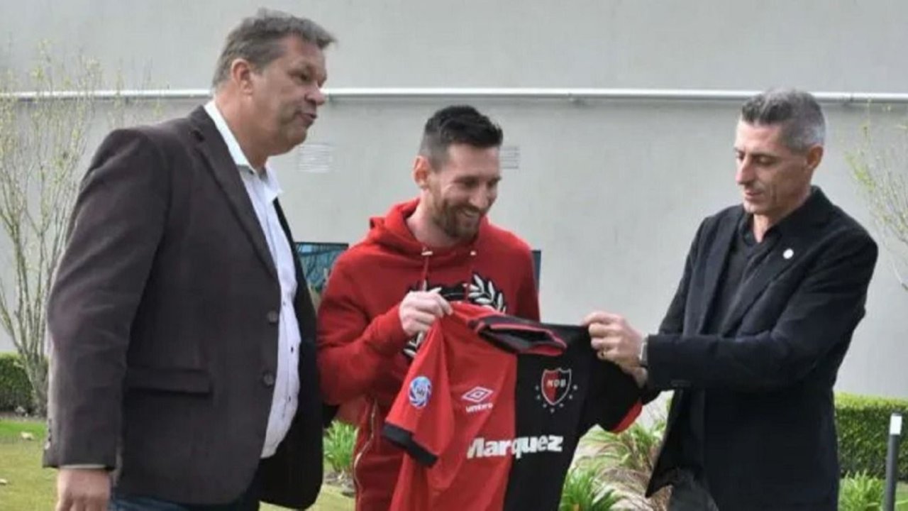 El primo de Messi publicó una inédita foto de la "Pulga" con la camiseta de Newell's