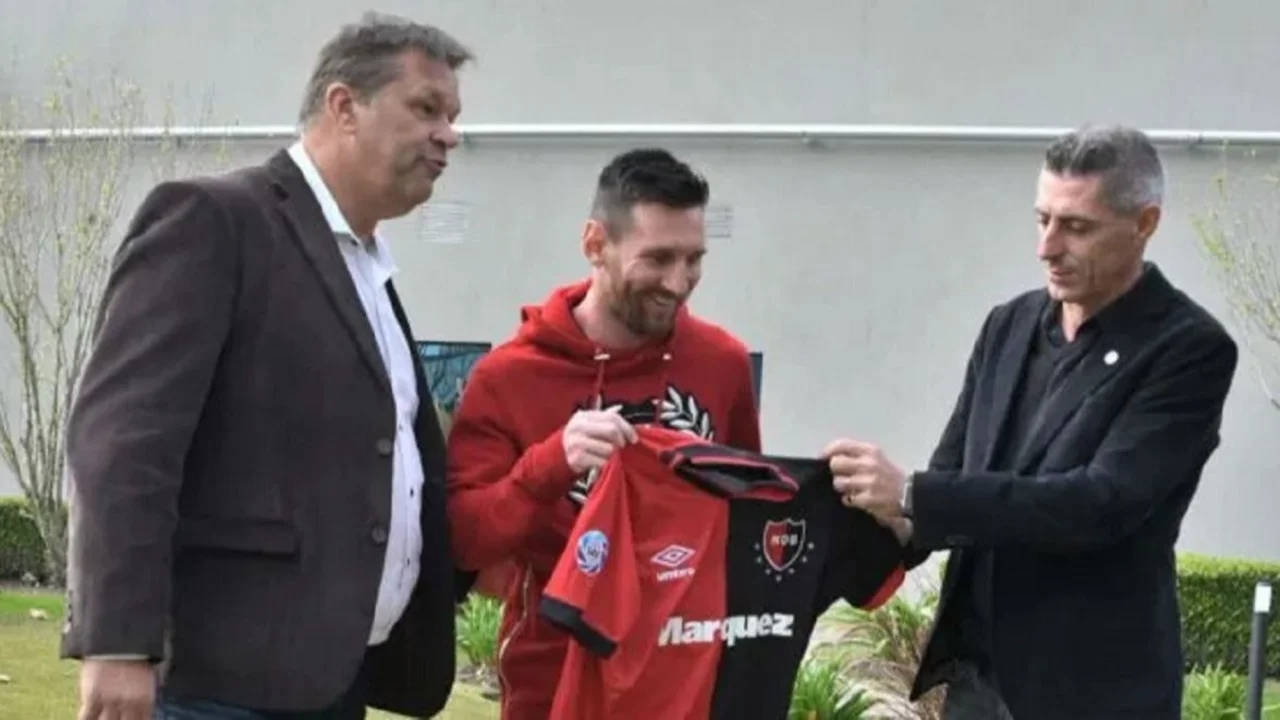 El primo de Messi publicó una inédita foto de la "Pulga" con la camiseta de Newell's