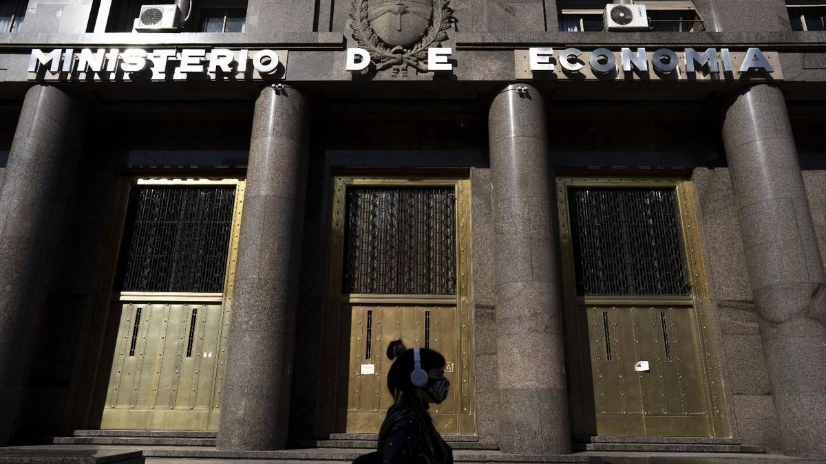 Economía obtuvo un buen resultado en la licitación y renovó el 113% de sus vencimientos | El Destape