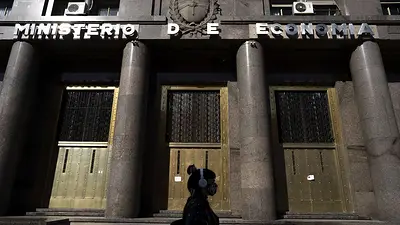 El Tesoro logró refinanciación del 108% y bajó a la mitad los vencimientos de abril El Tesoro logró refinanciación del 108% y bajó a la mitad los vencimientos de abril