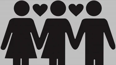 Avalaron que una familia poliamorosa inscriba a su bebé a nombre de los tres
