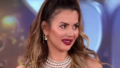 Tras su fallida performance, Karina Jelinek fue la segunda eliminada del Cantando 2020 Tras su fallida performance, Karina Jelinek fue la segunda eliminada del Cantando 2020