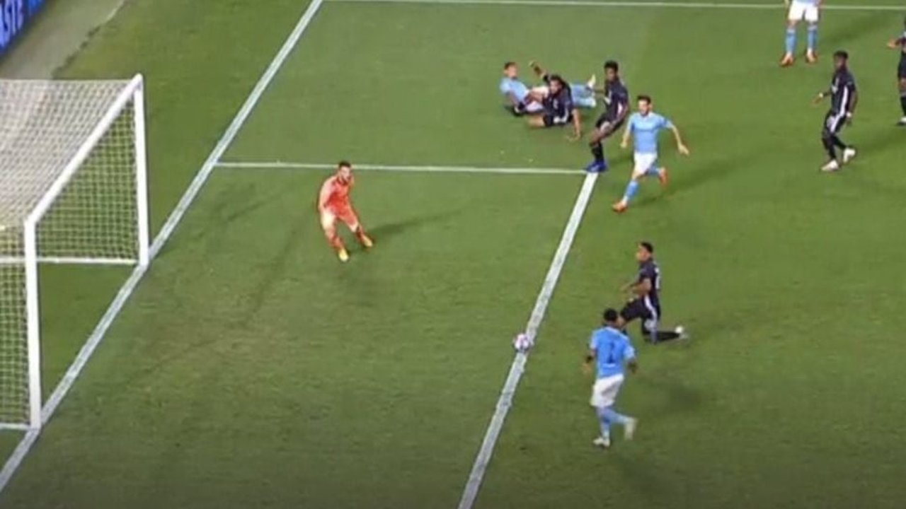 El insólito gol que erró Sterling en Manchester City-Lyon