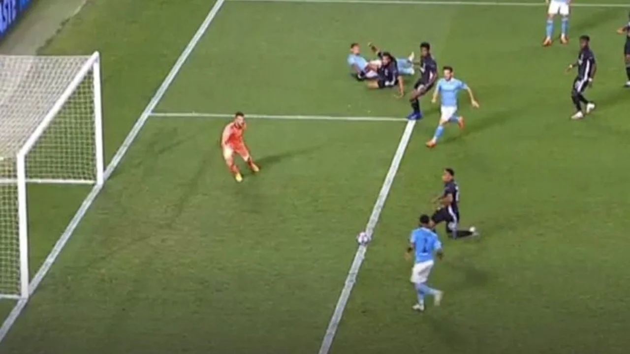 El insólito gol que erró Sterling en Manchester City-Lyon