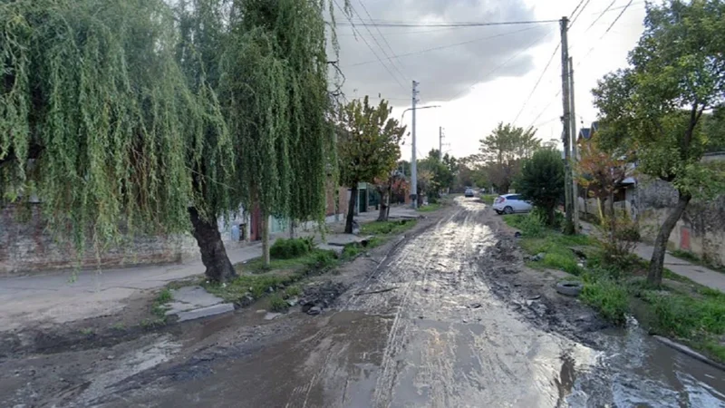 Mataron de un tiro en la nuca a un chofer y lo tiraron desde un auto en movimiento
