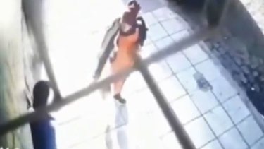 Balean al dueño de un supermercado en posible ataque de la mafia china