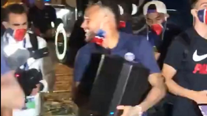 A pura cumbia argentina: descontrolado festejo de Neymar y los jugadores del PSG tras el pase a la final de la Champions