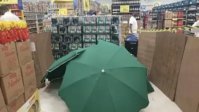 Murió un hombre en Carrefour, lo tapan con paraguas y el local siguió funcionando Murió un hombre en Carrefour, lo tapan con paraguas y el local siguió funcionando