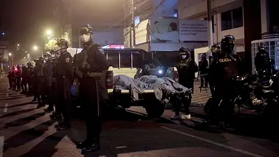 Trece muertos por asfixia en Lima al intentar escapar cuando la Policía allanó una fiesta ilegal Trece muertos por asfixia en Lima al intentar escapar cuando la Policía allanó una fiesta ilegal