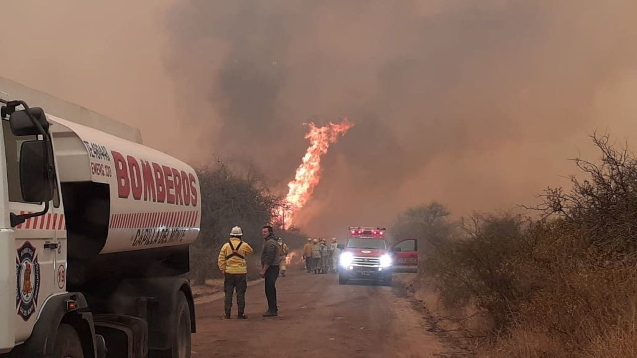 Incendios en Córdoba: las crudas imágenes del fuego que destruye las sierras 