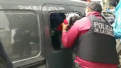 Dramático rescate de un nene al que dejaron encerrado en una camioneta en Flores Dramático rescate de un nene al que dejaron encerrado en una camioneta en Flores
