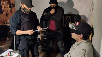 Detuvieron a dos hombres acusados de incendiar dos patrulleros en Balvanera Detuvieron a dos hombres acusados de incendiar dos patrulleros en Balvanera