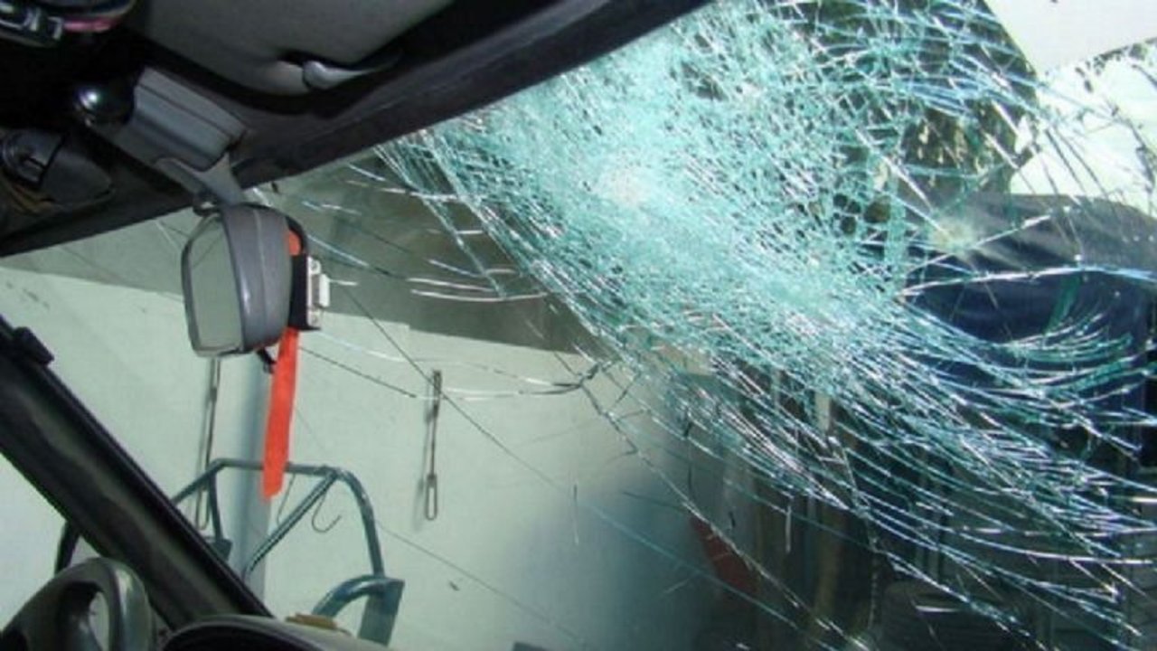 “Mové el culito nena”: un hombre la acosó en la vía pública y ella le rompió el parabrisas del auto