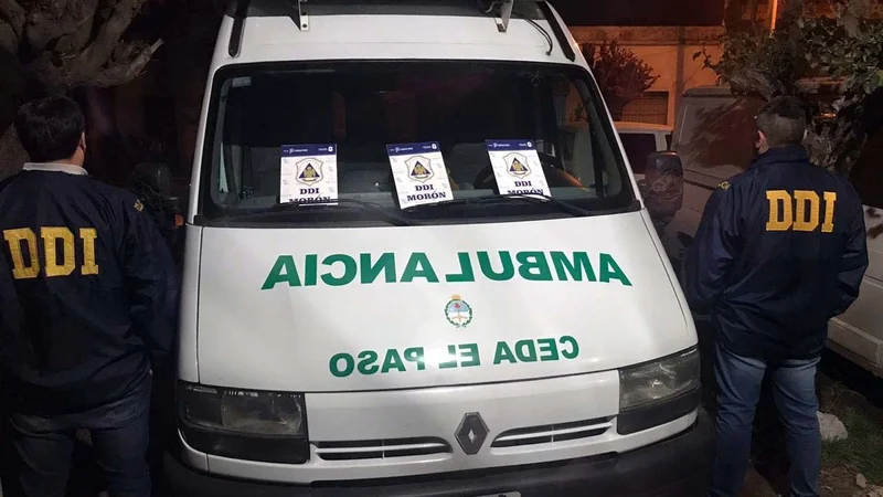 Fingían visitas médicas y vendían droga en ambulancia: los detuvieron