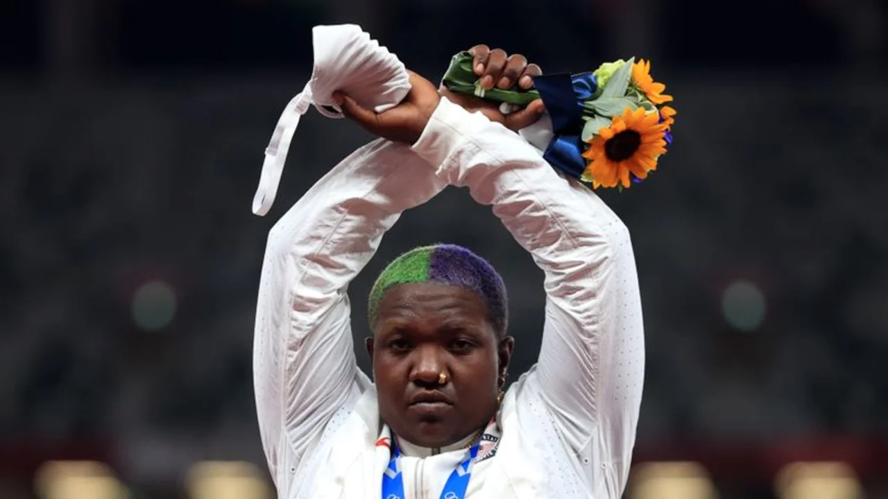 Juegos Olímpicos Tokio 2020: investigan un gesto de la atleta estadounidense Saunders en el podio