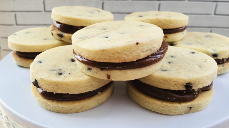 Alfajorcitos de dulce de leche, con chispas de chocolate