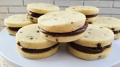 Alfajorcitos de dulce de leche, con chispas de chocolate Alfajorcitos de dulce de leche, con chispas de chocolate