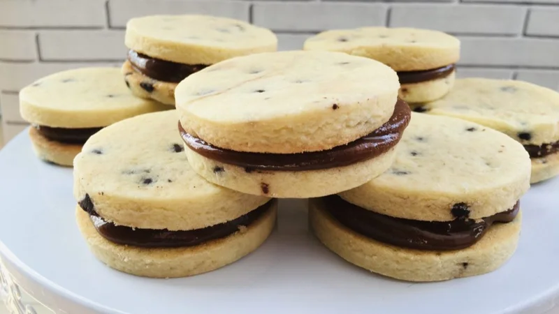 Alfajorcitos de dulce de leche, con chispas de chocolate