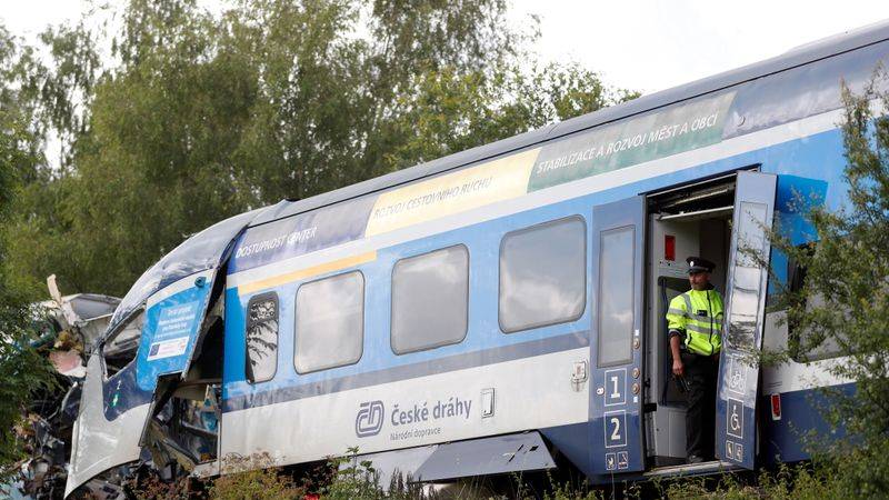 Escalofriante choque de trenes deja muertos y heridos en República Checa